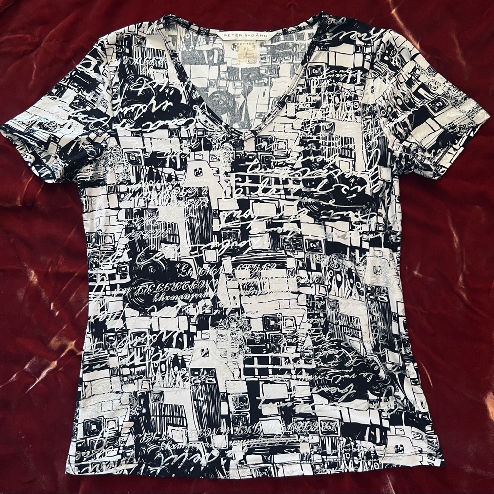 2/$15💖Y2K Peter Nygard Black and White City Tee